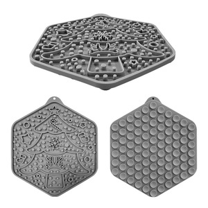 Tapis à lécher pour chat en silicone de qualité alimentaire, nouveau design, en forme de sapin de Noël, pour l'engraissemment et la stimulation à l'alimentation lente - Product Image 4