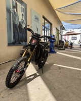 Moto Enduro XE PRO S Arctic Leopard, produit de sport tout-terrain, performances supérieures à la Sur-Ron Light Bee.