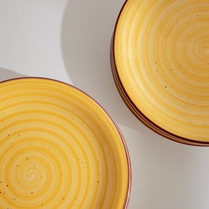 Plato de cerámica amarillo en espiral, pintado a mano, de gres rústico, para servir, ideal para bodas, hoteles, restaurantes, venta al por mayor en tienda online. - Product Image 1