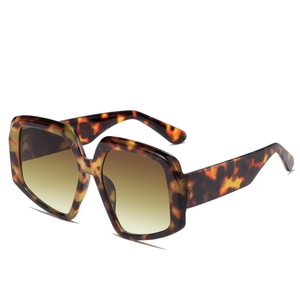 Lunettes de soleil unisexes vintage UV400 personnalisées avec logo, monture PC colorée, verres acryliques, pour hommes et femmes, par un créateur de mode populaire - Product Image 1
