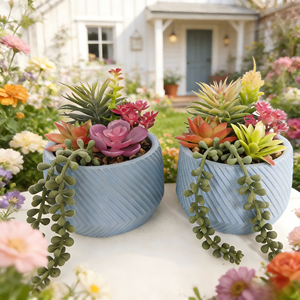 Ensemble <span class=keywords><strong>de</strong></span> jardinières en béton bleu à texture chevron avec des mélanges <span class=keywords><strong>de</strong></span> succulentes artificielles - Décoration intérieure/extérieure - Product Image 1