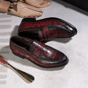 Mocasines de Cuero Genuino de Alta Gama para Hombre con Grabado de Patrón de Piedras, Zapatos Formales de Negocios para Hombre en Negro y Borgoña - Product Image 6