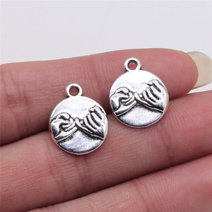 Colgante de Promesa Rosa 14x17mm de Aleación de Zinc Plateado Antiguo con Motivo de Mano para Collar de Recuerdo de Amistad - Product Image 1