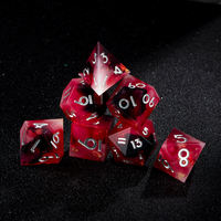 Ensemble de dés en résine rouge et noir à 7 pièces avec accents en feuille d'or, dés polyédriques à bords tranchants pour DND RPG