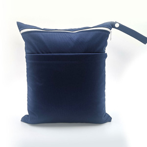 Sac de rangement pour couches imperméable en polyester pur 9 couleurs avec double fermeture éclair 30x15x40cm, petit sac cosmétique de style tendance pour la vente en gros - Product Image 4