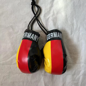 Guantes <span class=keywords><strong>de</strong></span> <span class=keywords><strong>boxeo</strong></span> <span class=keywords><strong>de</strong></span> diferentes banderas nacionales <span class=keywords><strong>de</strong></span> cuero PU <span class=keywords><strong>de</strong></span> tamaño pequeño con logotipo personalizado para espejo retrovisor <span class=keywords><strong>de</strong></span> coche, <span class=keywords><strong>accesorios</strong></span> colgantes - Product Image 3
