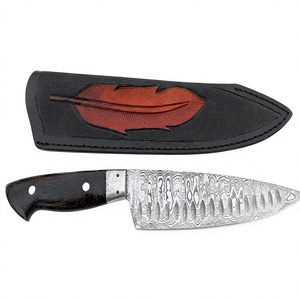 Couteau de cuisine en acier Damas avec manche en bois, bord droit, épaisseur de lame de 0,3 mm, étui noir avec motif de plume rouge - Product Image 3