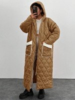 Veste parka d'hiver pour femme avec un design long et matelassé, détails en tissu Teddy Bear, capuche et grandes poches - Manteau en duvet patchwork