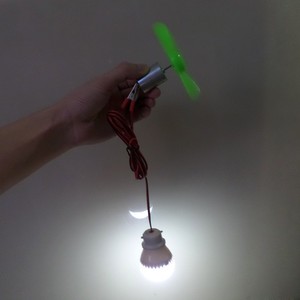 เครื่องกำเนิดไฟฟ้ากังหันลมขนาดเล็ก 90 มม. ใบพัดสีเขียว ชุดของเล่นวิทยาศาสตร์เพื่อการศึกษาสำหรับเด็ก ใช้งานด้วยมือ วัสดุพลาสติก - Product Image 1