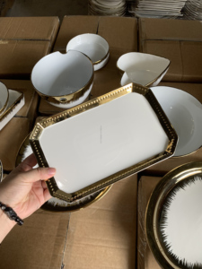 <span class=keywords><strong>Vaisselle</strong></span> en céramique blanche avec bord doré, bols et assiettes de formes variées, prix direct usine JIUWANG, vendu par carton - Product Image 4