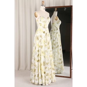 Robe bustier à col bénitier en mousseline de soie jaune rose pour femmes modernes jupe en tulle avec imprimé floral pour les vacances à la plage - Product Image 2