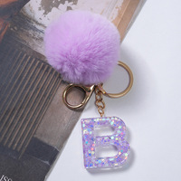 Vente en gros de porte-clés personnalisés en fourrure douce avec pompon, lettre initiale en résine violette, charme mignon en peluche, pendentif alphabet