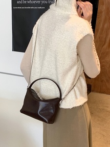 Vegetable Tanned Cowhide Genuine Leather Pillow <b>Lunch</b> Box <b>Bag</b> 2026 New Simple Vintage Style Chain Magnetic Closure Handbag - Product Image 2