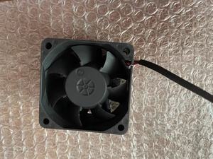 Ventilador de Refrigeración Eléctrico de Doble Rodamiento de Bolas 8025 DA08025B12UG DC12V 1.00A 80x80x25mm para Servidor de Energí<span class=keywords><strong>a</strong></span> OEM con Aspas de Plástico - Product Image 4