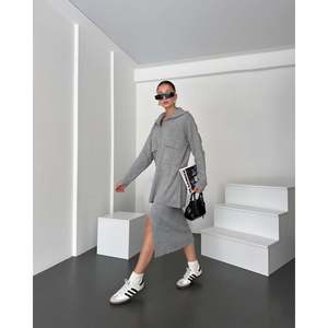 Conjunto de Dos Piezas para Mujer DEFILE, Suéter de Punto Gris 100% Acrílico con Cierre y Falda con Abertura Lateral, para Otoño e Invierno, Estilo Casual - Product Image 1