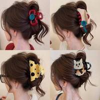 Pince à cheveux créative Qianjin Fashion en forme de triangle avec bouton décoratif, pince crabe en plastique durable, pince à cheveux originale