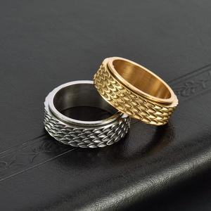 Cincin Pria Retro Populer dari Baja Anti Karat dengan Motif Sisik Naga yang Berputar, Aksesori Jari Bergaya Minimalis dan Trendi untuk Pria. - Product Image 3
