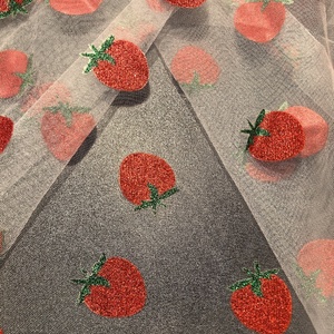 Venta al por mayor 100% poliéster tul tela suave dulce fresa impreso malla para niña Vestido de punto - Product Image 4