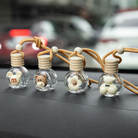 Vente en gros d'aromathérapie suspendue de luxe moderne de 10ml bouteille en verre sérigraphiée parfum de voiture de luxe bouchon à vis diffuseur de roseau