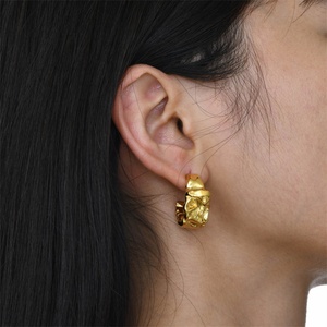 ต่างหูทรงไม่สมมาตร ดีไซน์หนา ชุบทอง 18k รูปทรงตัว C สำหรับคุณแม่ - Product Image 3