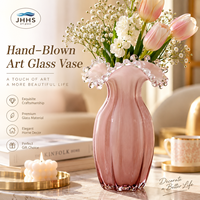 Vase en verre côtelé rose fait main avec bord festonné, récipient à fleurs en verre artistique pour la décoration de table de salon