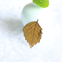 Autocollant de logo de marque classique OEM en métal doré, résistant à l'huile et à l'eau, pour emballage de parfum, personnalisable pour bouteilles