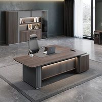 Bureau de direction élégant et unique avec armoire latérale et tiroirs pour les professionnels