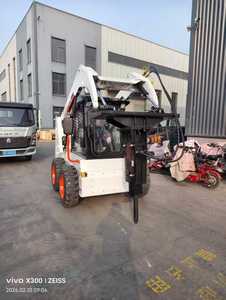 รถตักล้อยางแบบมีห้องโดยสารปิด พร้อมบุ้งกี๋ขนาด 0.35 ลูกบาศก์เมตร และหัวเจาะคอนกรีต - Product Image 3