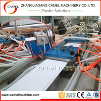 Ligne de production de plafonds en PVC 200 250 300mm Machine d'extrusion de panneaux muraux en PVC avec laminage Machine d'estampage à chaud