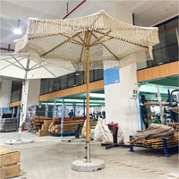 Parasol de patio moderne de luxe en aluminium, tressé à la main avec des franges en corde, macramé et crochet, fait sur mesure pour hôtel, cour et restaurant