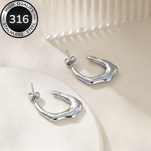 Pendientes de acero inoxidable 18k con diseño geométrico irregular y efecto hidráulico, de moda transfronteriza, de alta gama, de nicho y exagerados. - Product Image 2