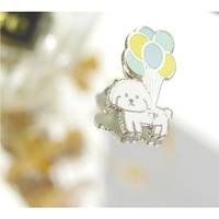 Épinglettes à motif de chiot mignon insigne de chien blanc personnalisé avec motif de ballon cadeaux de promotion dessin animé épingles en émail dur chien