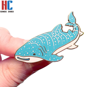Épinglette en émail moderne plaquée or, motif requin baleine, thème vie marine, créatures océaniques et d'aquarium, cadeau artisanal, fabrication sur mesure, 20 ans d'expérience en usine - Product Image 4