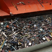 Déchiqueteuse de déchets électroniques et machine de recyclage de circuits imprimés directement de l'usine : Extraction d'or à haut rendement pour la récupération des déchets électroniques