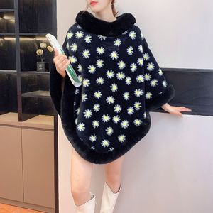 Poncho Invernale da Donna in Ecopelliccia con Motivo Floreale a Margherita, Collo Alto e Bordo in Ecopelliccia, Mantella Calda Avvolgente - Product Image 3