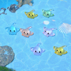 Figurines miniatures de raies transparentes colorées, décorations mignonnes d'animaux marins en résine pour l'artisanat DIY et l'aménagement d'aquariums - Product Image 3