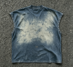 Haut en jean sans manches brodé de crânes pour homme, style punk, col rond, détails rivets, coupe classique - Product Image 3
