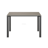 Table de salle à manger au design simple avec plateau rectangulaire en pierre frittée grise et base en métal noir, avec 6 chaises