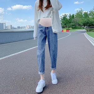 Jeans de maternité élégants pour femmes enceintes, pantalons confortables en denim 7/8 extensibles pour bébés, tenues décontractées et à la mode. - Product Image 1