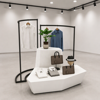 Portant à vêtements commercial blanc en fer, sur pied, avec étagères de rangement pour boutique