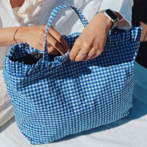 กระเป๋าถือผ้าฝ้ายลายตารางกันน้ำแบบมีระบาย สำหรับผู้หญิง ใช้ได้ทุกวัน พกพาสะดวก เหมาะสำหรับเดินทางไปเที่ยวทะเล ช้อปปิ้ง และใช้ซ้ำได้ - Product Image 3