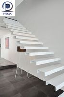 Escalier intérieur sur mesure, design d'escalier flottant, marches en bois modernes, garde-corps en verre trempé pour projets résidentiels de villas
