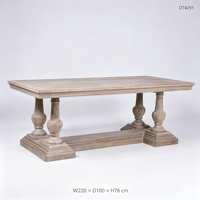 Table à manger rectangulaire en chêne massif à double piétement, style ferme française, finition patinée, pieds balustres, 8 places, pour villa et hôtel
