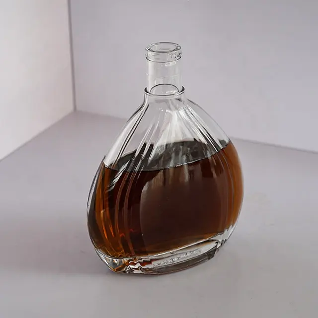 Il sughero all'ingrosso della fabbrica della bottiglia di vetro trasparente a forma di goccia della bottiglia di brandy calda da 750 Ml può stampare la bottiglia di liquori dell'etichetta del logo