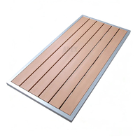 Table de salle à manger extérieure pour projet de complexe hôtelier au bord de la piscine, avec plateau en lattes de polywood et jantes en alliage thermolaqué anti-corrosion