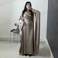 Abaya moderne en satin sur mesure avec détail châle et manches cape, robe musulmane formelle modeste, longue robe islamique pour femmes, prix d'usine