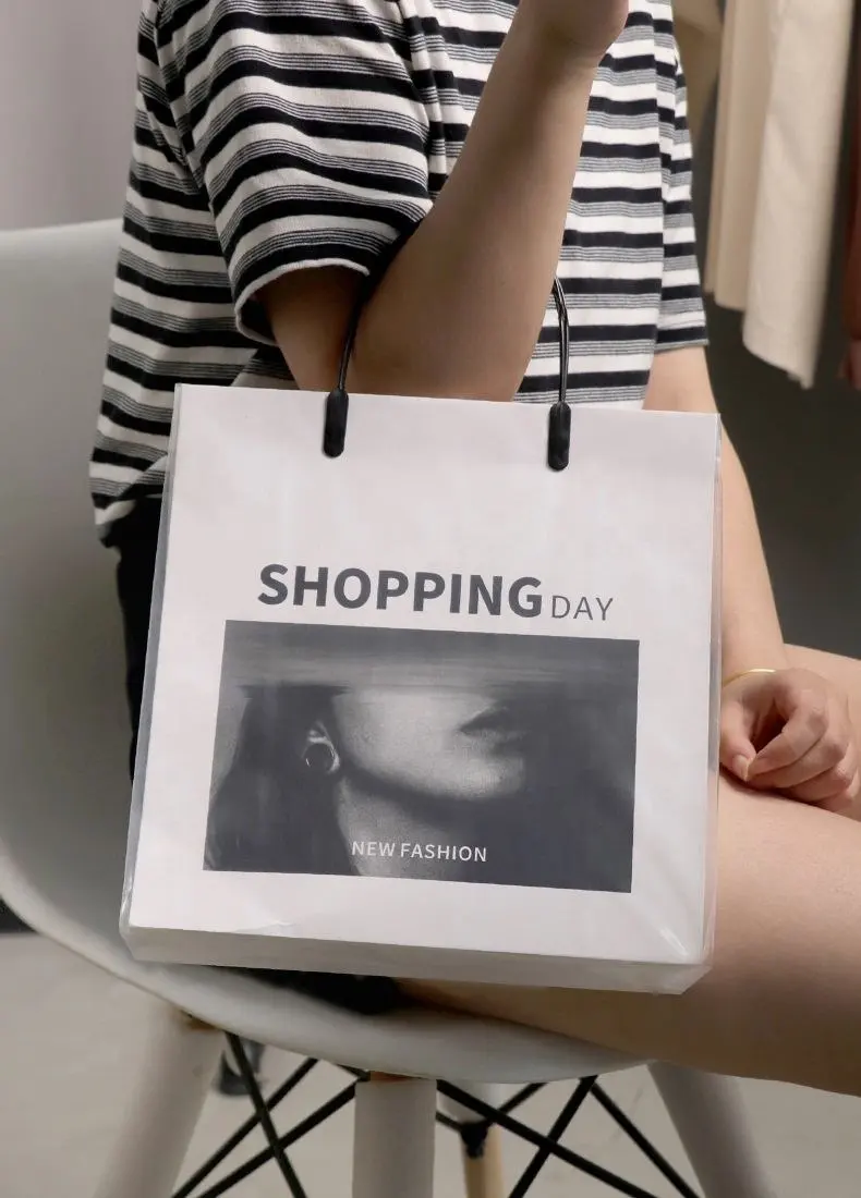 여성 의류 매장을 위한 맞춤형 범용 종이 가방, 인기 온라인 선물 가방, 맞춤형 배치 로고