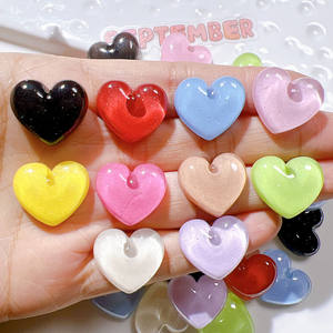 Breloques en résine en forme de cœur peintes à la main, écologiques, avec motif sculpté, style Kawaii, pour la décoration - Product Image 1