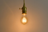 Ampoule Edison A19 40W 60W en tungstène, lumière blanc chaud doux, coque en laiton et verre ambré, ampoule vintage pour l'éclairage de la maison et du bureau