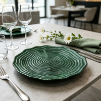 Assiettes de mariage rouges Woju, assiettes de présentation en plastique électroplaqué avec un design ondulé pour les événements de restauration et la décoration de table de cérémonie